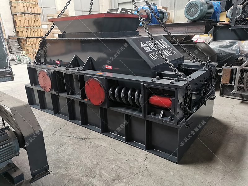 花崗巖制成沙子用對輥制沙機還是沖擊制砂機，哪個好用？