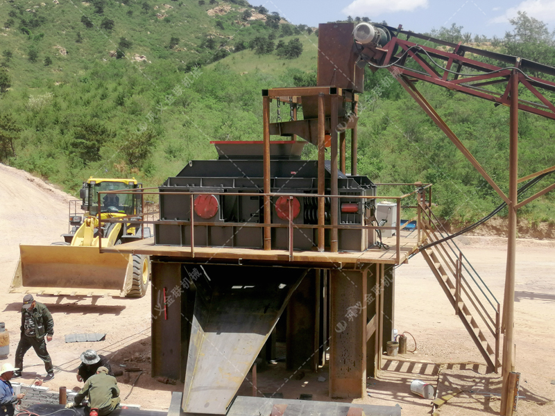 花崗巖制成沙子用對輥制沙機還是沖擊制砂機，哪個好用？