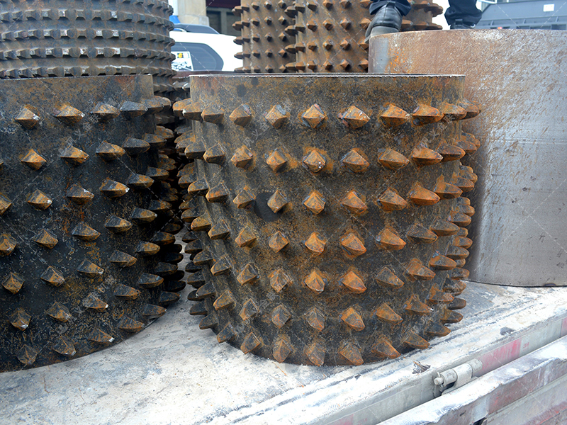 雙齒輥破碎機(jī)的齒輥設(shè)計(jì)有何特別之處,為何能提升破碎效率? 雙齒輥破碎機(jī)的齒輥設(shè)計(jì)有何特別之處,為何能提升破碎效率?